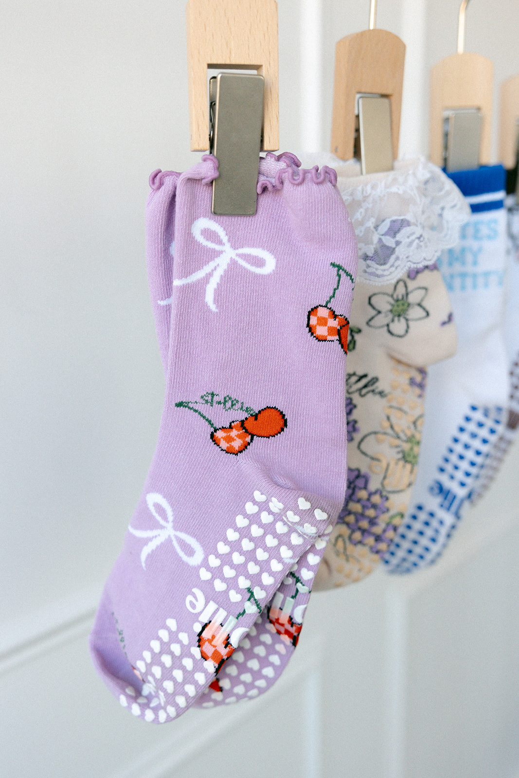 PILATES GRIP CREW SOCK | CHERRY CHIC