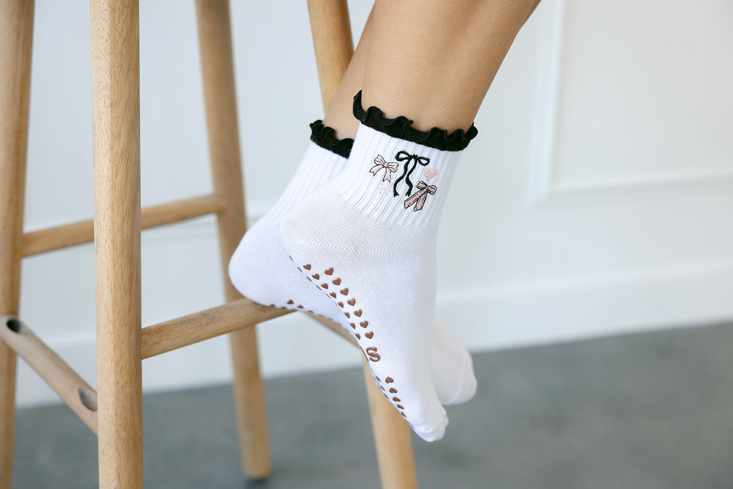 PILATES GRIP CREW SOCK | BROWN BOW