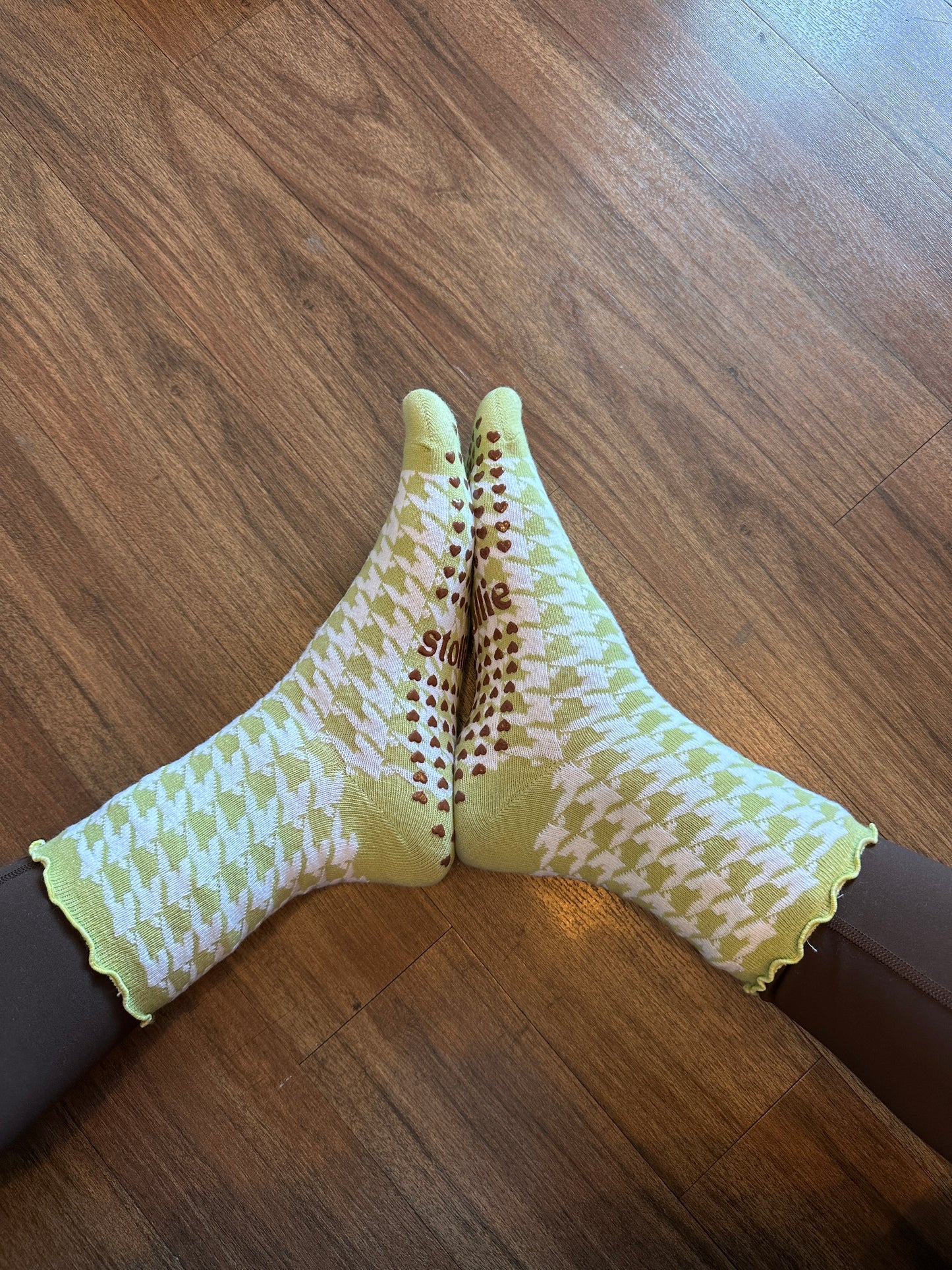 PILATES GRIP CREW SOCK | GREEN HOUNDSTOOTH